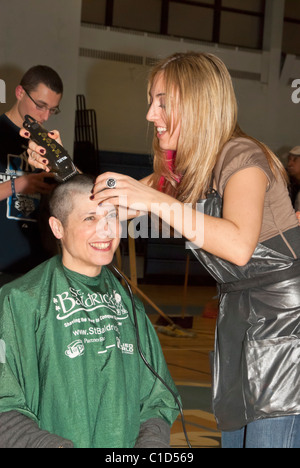 Marzo 15, 2011 - MERRICK NY: San Baldrick's Day, Donna Rosenblum avente peli rasati bald per serrature di amore, Calhoun High School Foto Stock