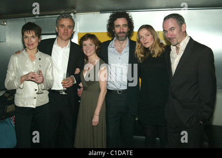 Amelia Bullmore, Ben miglia, Amanda Root, Stephen Manganese, Jessica Hynes e Paolo Ritter apertura notturna dopo essere partito per la Foto Stock