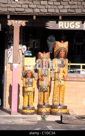 Stati Uniti, Arizona, Sedona, il New Age la città capitale, antiquario, statue indiano Foto Stock