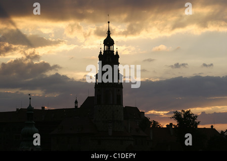 Repubblica Ceca Bohemia Cesky Krumlov centro storico elencati come patrimonio mondiale dall' UNESCO la torre del castello al tramonto Foto Stock