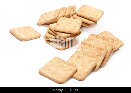 Crackers messo dalla pila su sfondo bianco Foto Stock