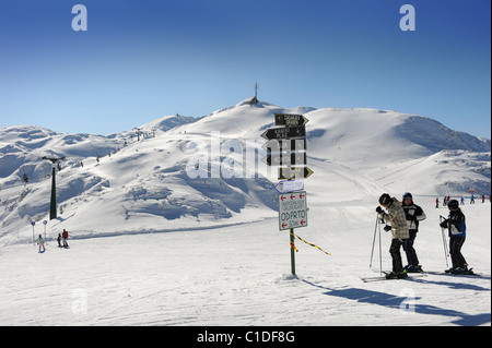 Sciatori sul Vogel centro sciistico altopiano nei pressi degli impianti di risalita nel Parco Nazionale del Triglav di Slovenia Foto Stock