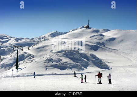 Sciatori sul Vogel centro sciistico altopiano nei pressi degli impianti di risalita nel Parco Nazionale del Triglav di Slovenia Foto Stock