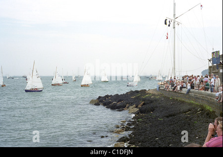 Classe Dragon derive racing durante la Cowes Week sull'Isola di Wight Foto Stock