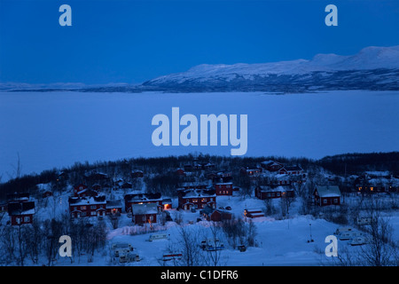 Bjorkliden, Lapponia, Svezia al crepuscolo, vista sul lago Torne trask Foto Stock