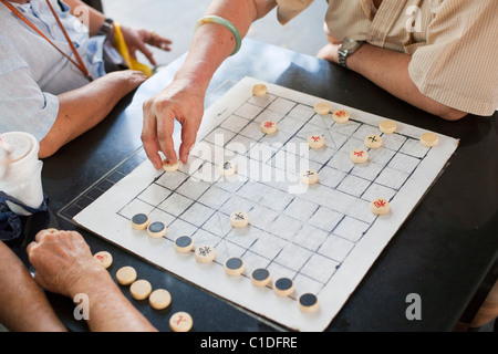 Gli uomini che giocano Xiangqi (scacchi cinesi) in Chinatown, Singapore Foto Stock