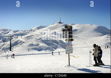 Sciatori sul Vogel centro sciistico altopiano nei pressi degli impianti di risalita nel Parco Nazionale del Triglav di Slovenia Foto Stock