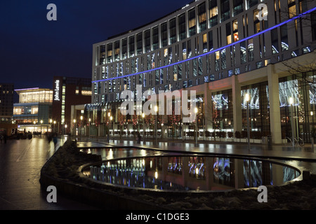 Scena notturna con l'Hilton Hotel e John Lewis Store in Liverpool One. Liverpool, Merseyside England, Regno Unito Foto Stock