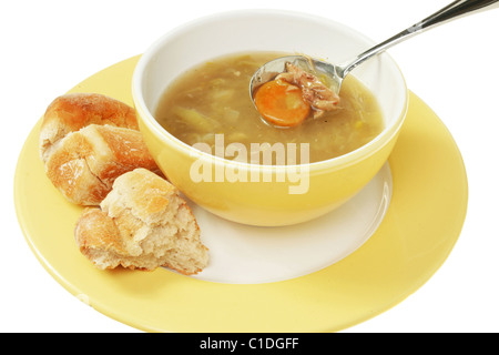 Zuppa di pollo con cucchiaino ciotola,piastra e crosta di pane Foto Stock