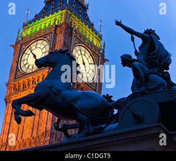 Big Ben e Boadicea's Chariot Westminster Londra Inghilterra REGNO UNITO nella luce della sera Foto Stock