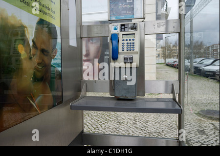 Pubblica vuota pay phone booth in Portogallo Foto Stock