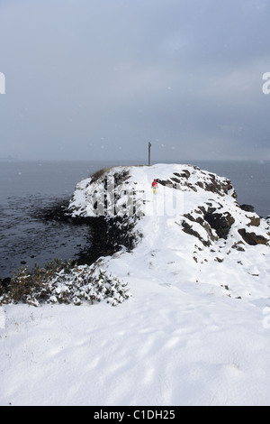 Una persona che cammina fuori a Downing punto , Dalgety Bay Fife. Foto Stock