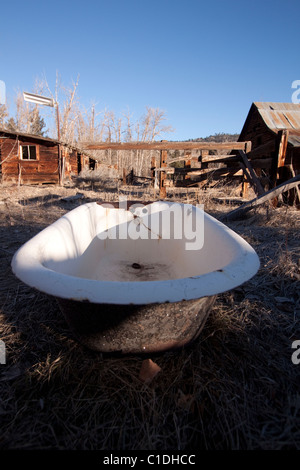 Una vecchia vasca di lavaggio nel mezzo di una fattoria Foto Stock