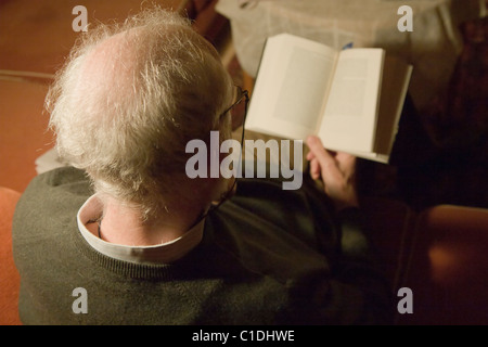Uomo anziano la lettura di un libro. Foto Stock