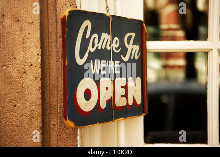 Venite in siamo aperti segno appeso a una parete al di fuori di un ristorante nel West Village di New York City STATI UNITI D'AMERICA Foto Stock