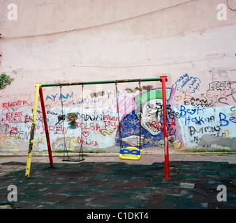 Fotografia documentaria - Graffiti in parco giochi urbano a Sultanhamet ad Istanbul in Turchia in Medio Oriente asiatico. Reportage quiete Foto Stock