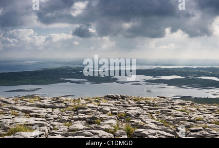 Vista sulla baia di Galway dal pavimento di pietra calcarea su Abbey Hill, Burren, County Clare, Irlanda, Foto Stock