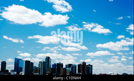 Skyline di New York sotto un cielo blu con nuvole bianche Foto Stock