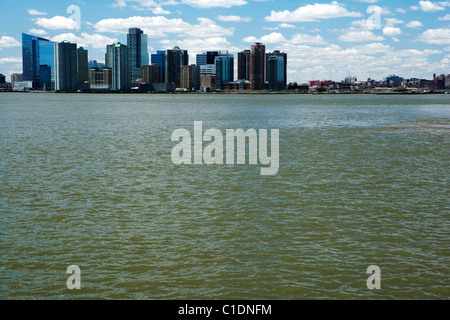 Lo skyline di New York e il fiume Hudson in primo piano Foto Stock