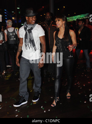 Il cantante Ne-Yo danze con la sua ragazza SASAZU club in una notte ospitato dal modello CECA Simona Krainova Ne-Yo è attualmente Foto Stock