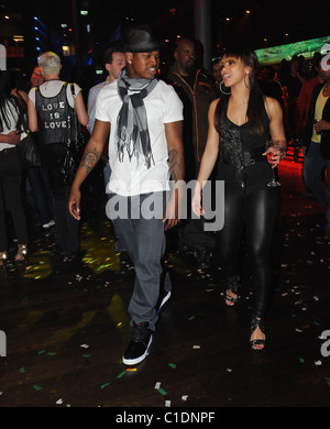 Il cantante Ne-Yo danze con la sua ragazza SASAZU club in una notte ospitato dal modello CECA Simona Krainova Ne-Yo è attualmente Foto Stock