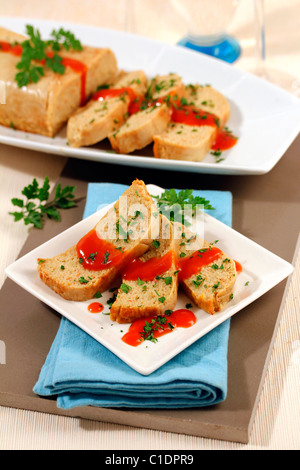 Terrina di rana pescatrice con gamberi. Ricetta disponibile. Foto Stock