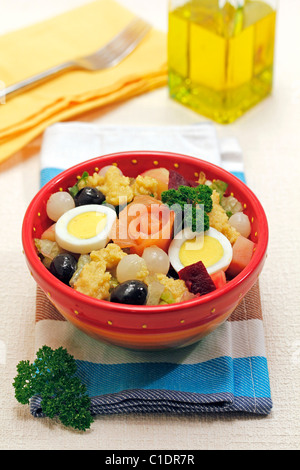 Insalata con salmone e salsa di mandorle. Ricetta disponibile. Foto Stock