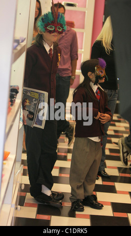 Michael Joseph Jackson, Jr. aka "Prince" Michael Jackson va di shopping al centro commerciale Ed Hardy con i suoi figli mentre indossa una faccia bianca Foto Stock