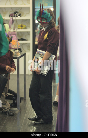 Michael Joseph Jackson, Jr. aka "Prince" Michael Jackson va di shopping al centro commerciale Ed Hardy con i suoi figli mentre indossa una faccia bianca Foto Stock