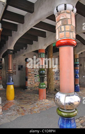 Ingresso al gabinetto di Hundertwasser Edificio, Gillies Street, Kawakawa, regione di Northland, Isola del nord, Nuova Zelanda Foto Stock