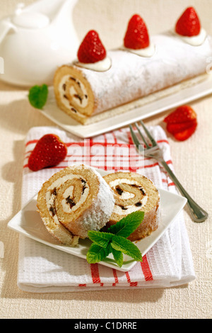 Riempito di meringa rotolo svizzero con le fragole. Ricetta disponibile. Foto Stock