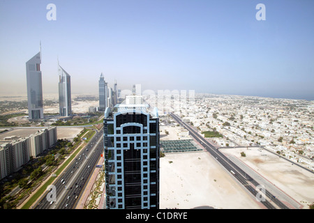 Emirati Arabi Uniti Dubai la città moderna si vede dal Fairmont Hotel terrazza Cheikh Zayed Road & le infinite nuove costruzioni Foto Stock