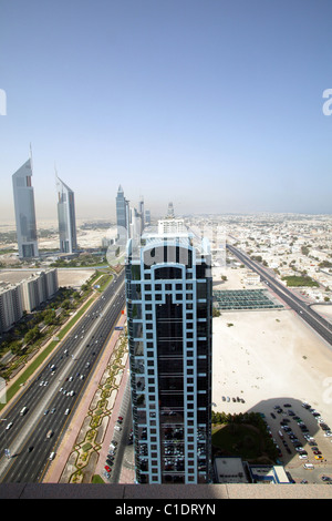 Emirati Arabi Uniti Dubai la città moderna si vede dal Fairmont Hotel terrazza Cheikh Zayed Road & le infinite nuove costruzioni Foto Stock