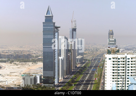 Emirati Arabi Uniti Dubai la città moderna si vede dal Fairmont Hotel terrazza Cheikh Zayed Road & le infinite nuove costruzioni Foto Stock