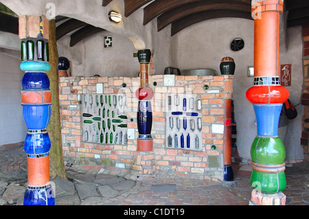 Ingresso al gabinetto di Hundertwasser Edificio, Gillies Street, Kawakawa, regione di Northland, Isola del nord, Nuova Zelanda Foto Stock