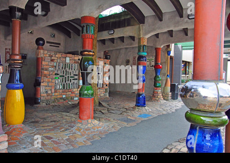 Ingresso al gabinetto di Hundertwasser Edificio, Gillies Street, Kawakawa, regione di Northland, Isola del nord, Nuova Zelanda Foto Stock