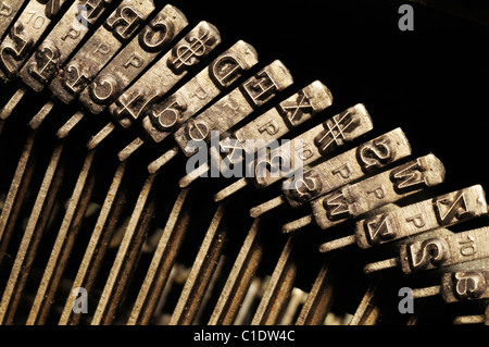 Close-up della superficie di battuta della vecchia macchina da scrivere la lettera e tasti di simbolo Foto Stock