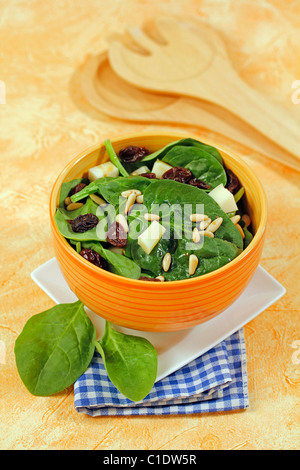 Gli spinaci, uvetta e pinoli insalata. Ricetta disponibile. Foto Stock