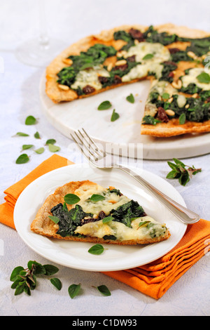 Pizza integrale con gli spinaci. Ricetta disponibile. Foto Stock