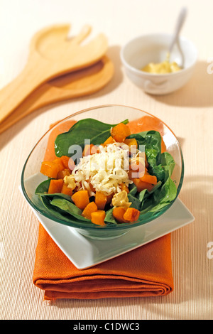 Zucca e insalata di spinaci. Ricetta disponibile. Foto Stock