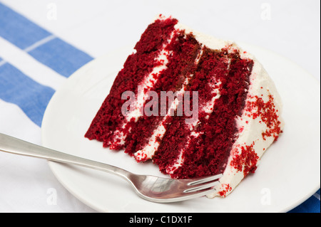 Una fetta di fatti in casa torta rossa del velluto Foto Stock