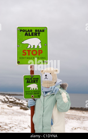 Un turista in posa da un orso polare segno indossando le opportune cappello! Foto Stock