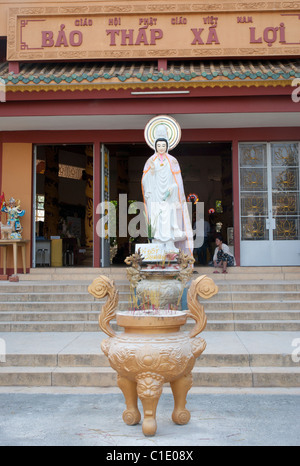 Signora Buddha nella parte anteriore della Pagoda Foto Stock