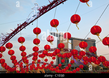 Le lanterne cinesi per il fiume Hongbao festeggiamenti (il nuovo anno lunare) con il Marina Bay Sands in background. Il Marina Bay, Singapore Foto Stock