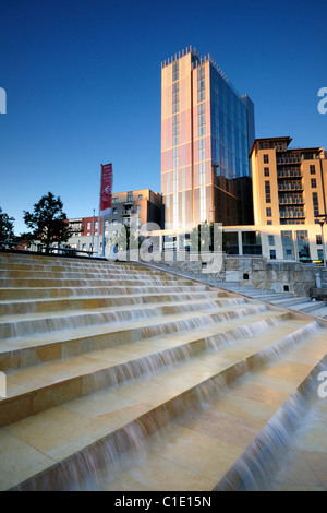 Bristol il Radisson Blu Hotel sull'Harbourside, Shot in the Golden ora di una sera d'estate. Foto Stock