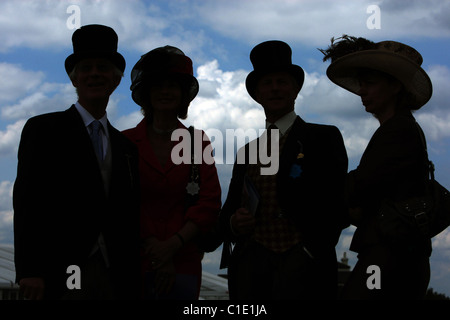 Sagome di uomini e donne con cappelli e berretti superiore, Epsom, Regno Unito Foto Stock