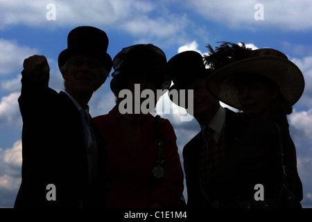 Sagome di uomini e donne con cappelli e berretti superiore, Epsom, Regno Unito Foto Stock