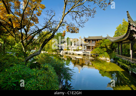 Giardino Cinese riflessione tramite lo stagno nella stagione autunnale Foto Stock