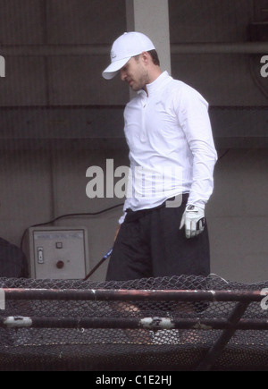 Il cantante Justin Timberlake diventa swinger come egli visiti la gamma di guida a New York al centro di golf. Sei handicapper è un Foto Stock