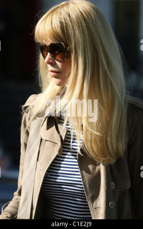 Claudia Schiffer sport un nuovo fringe tenendo i figli in una scuola di Londra, Inghilterra - 01.05.09 : Foto Stock